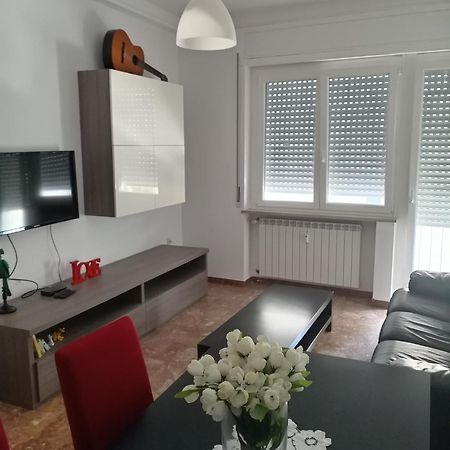 Love House - Apartment On The Beach Pescara Bagian luar foto