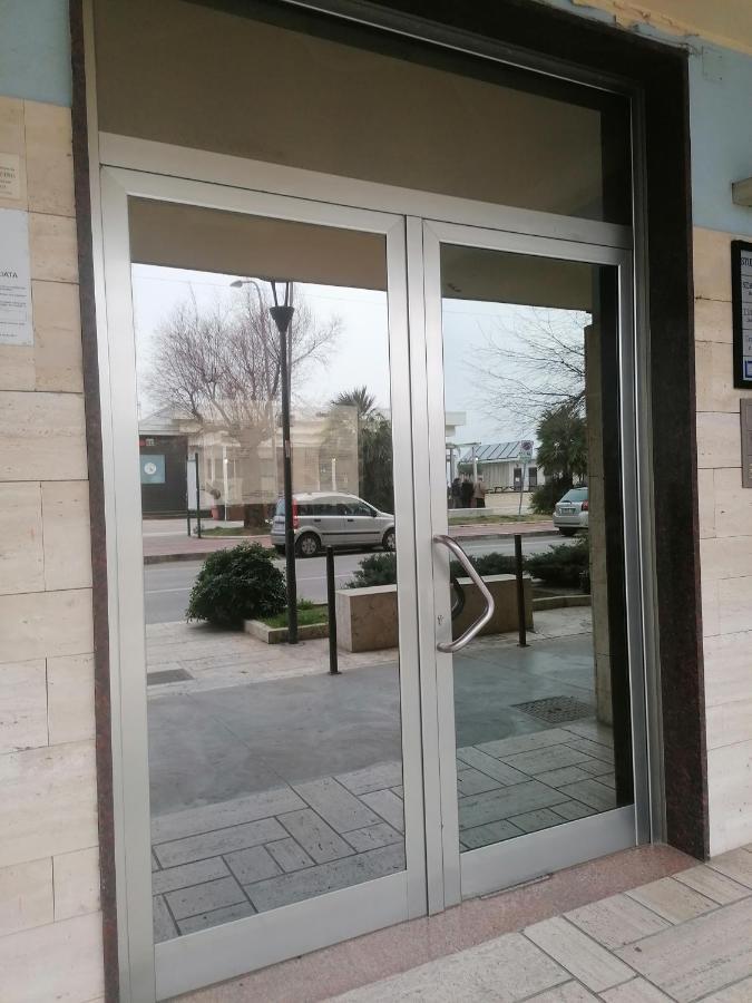 Love House - Apartment On The Beach Pescara Bagian luar foto